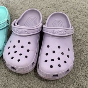 one pair of classic clog crocs (size: women 7, men 5) in light purple